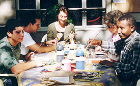 Des personnes peignent autour d'une table