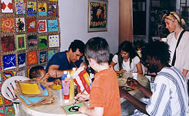 Enfants et adultes cr&eacute;ent des nattes