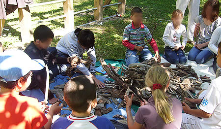 Des enfants travaillent le bois flott&eacute;