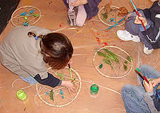 Des enfants d&eacute;coupent du carton