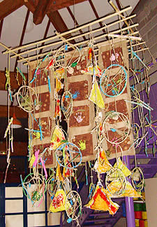 Un grand mobile r&eacute;alis&eacute; par les enfants