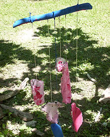 Mobile en bois bleu et rose